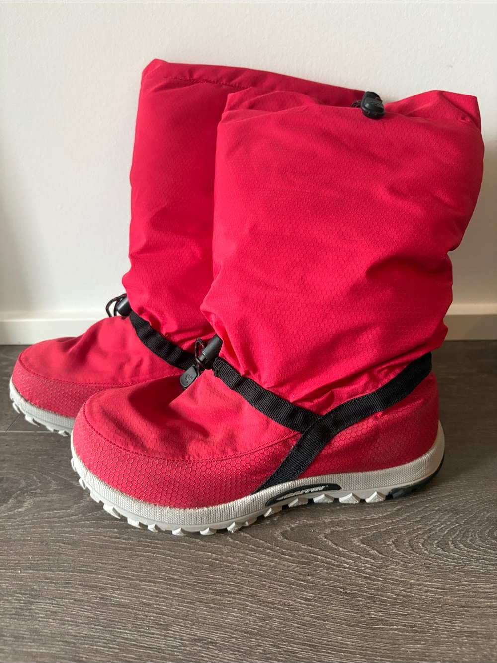 Women’s  BAFFIN Red Winter Snow Boots - Insulated Outdoor Boot - Picture 2 of 4